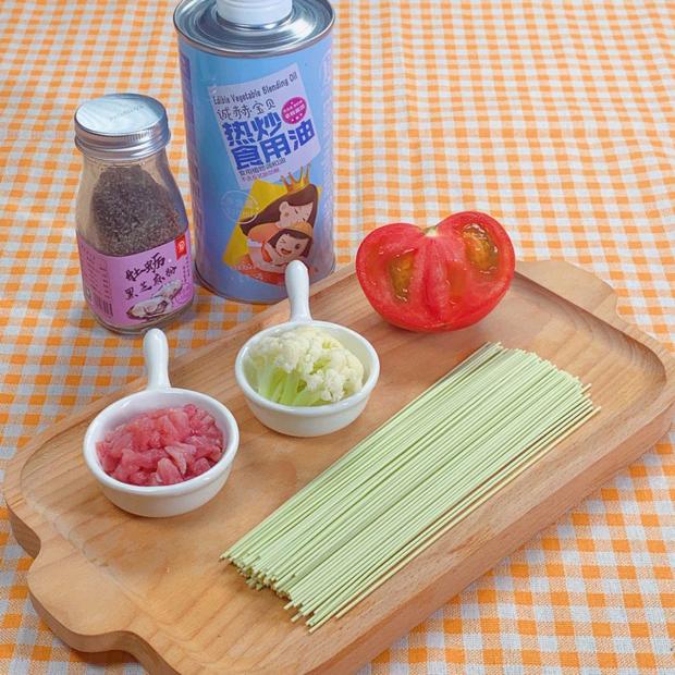清热去火的菜谱-开胃宝宝辅食食谱【番茄花菜黄瓜细面】的做法