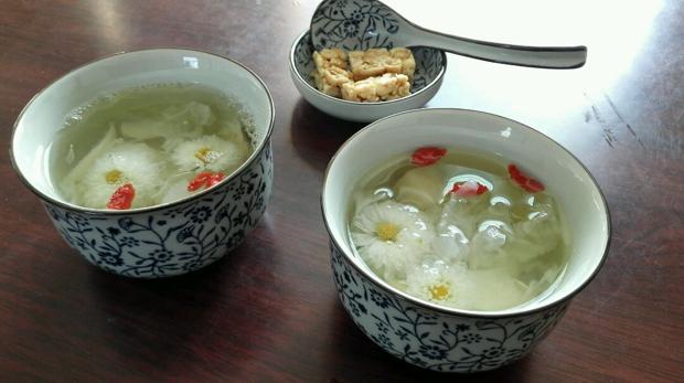 清热养肝去火汤：菊花莲子羹