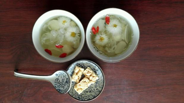 清热养肝去火汤：菊花莲子羹