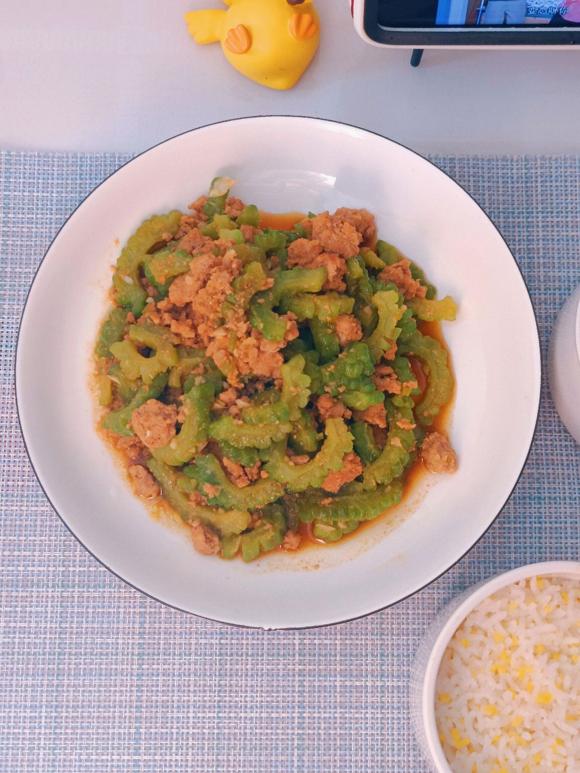 夏日去火喝什么,肉沫苦瓜清热去火
