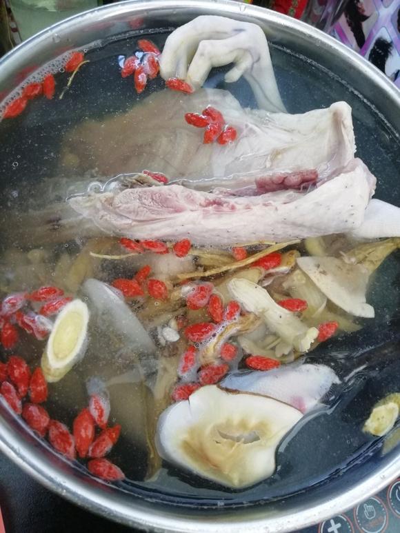 清热润肺鸭汤-清热润肺煲什么汤？鸭汤怎么炖好喝又营养