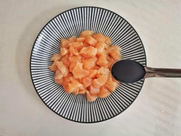 减脂餐食谱:黄瓜炒鸡丁好吃不胖