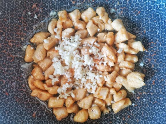 减脂餐食谱:黄瓜炒鸡丁好吃不胖 减脂餐食谱:黄瓜炒鸡丁好吃不胖