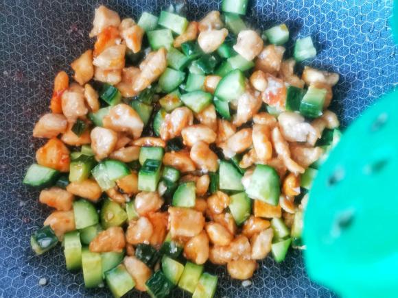 减脂餐食谱:黄瓜炒鸡丁好吃不胖 减脂餐食谱:黄瓜炒鸡丁好吃不胖