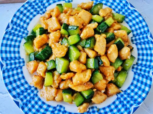 减脂餐食谱:黄瓜炒鸡丁好吃不胖 减脂餐食谱:黄瓜炒鸡丁好吃不胖