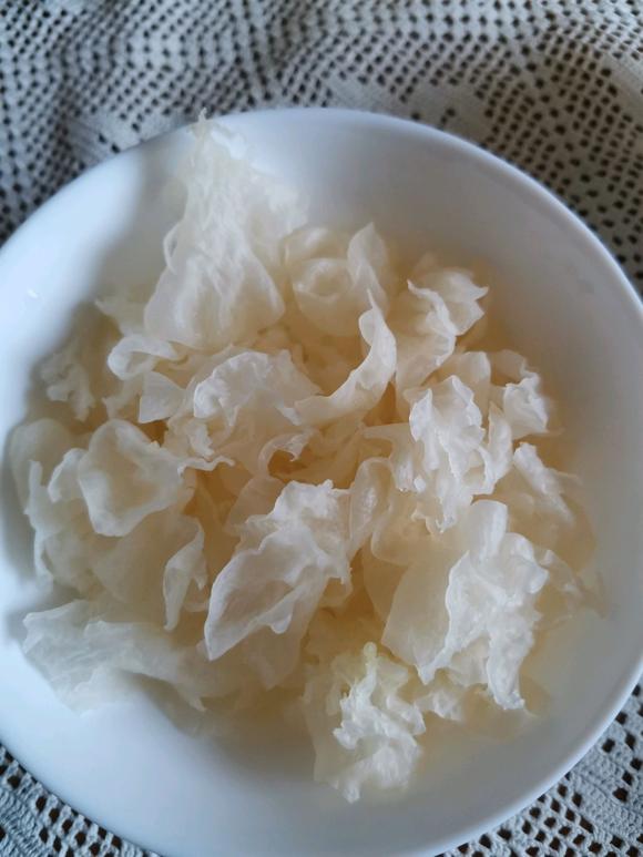 新冠后如何养肺:一步一步教你如何在家制作冰糖雪梨银耳羹 新冠后如何养肺:一步一步教你如何在家制作冰糖雪梨银耳羹