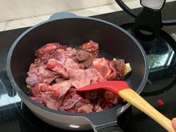 新冠后如何提高免疫力食谱推荐:~胡萝卜炖碎牛肉 新冠后如何提高免疫力食谱推荐:~胡萝卜炖碎牛肉