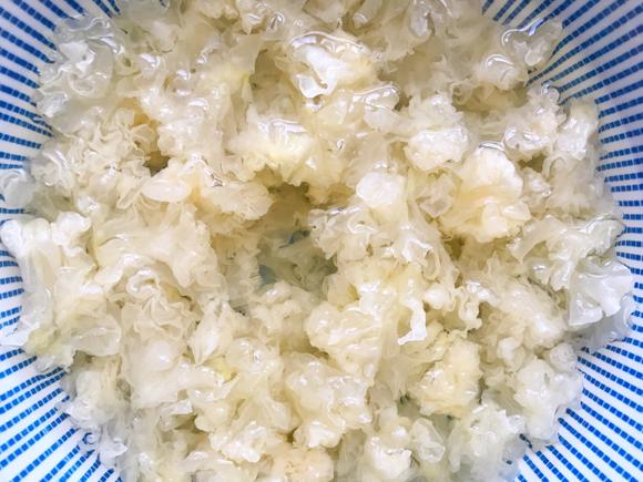 夏季美白护肤提高免疫力汤羹：银耳莲子羹