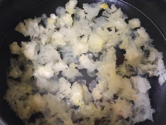 夏季美白护肤提高免疫力汤羹：银耳莲子羹