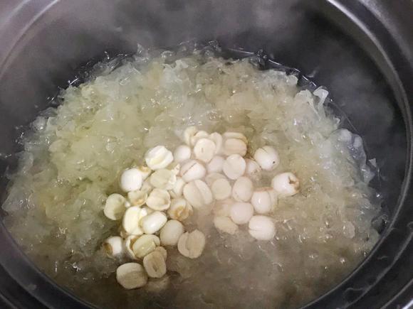 夏季美白护肤提高免疫力汤羹：银耳莲子羹