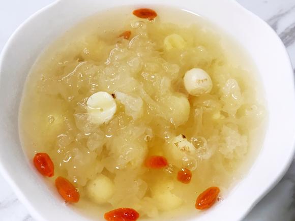 夏季美白护肤提高免疫力汤羹：银耳莲子羹