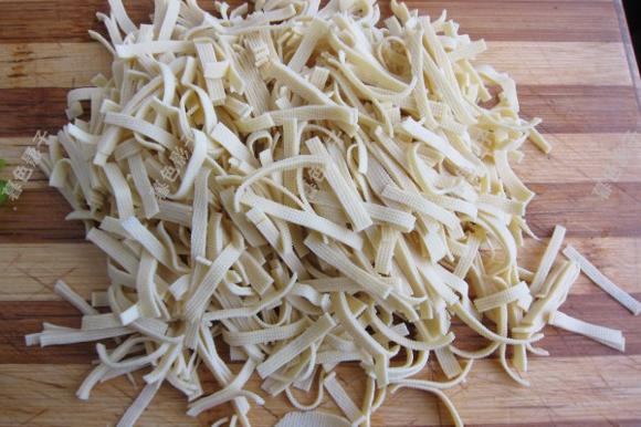 提高免疫力:干豆腐猪肉炒小辣椒 提高免疫力:干豆腐猪肉炒小辣椒
