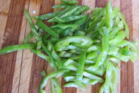 提高免疫力:干豆腐猪肉炒小辣椒 提高免疫力:干豆腐猪肉炒小辣椒