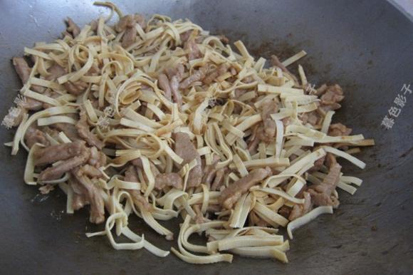 提高免疫力:干豆腐猪肉炒小辣椒 提高免疫力:干豆腐猪肉炒小辣椒