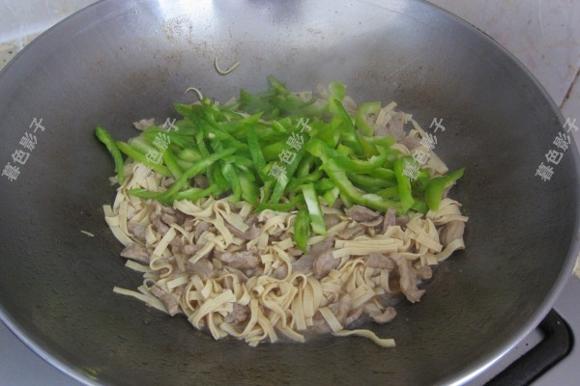 提高免疫力:干豆腐猪肉炒小辣椒 提高免疫力:干豆腐猪肉炒小辣椒