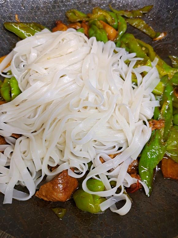 减脂低卡低脂减肥代餐：青椒肉炒河粉