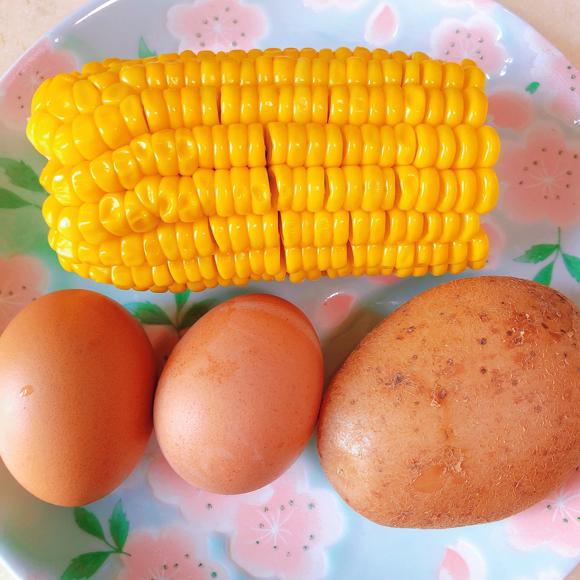 减脂低卡低脂减肥餐:玉米粒黄瓜鸡蛋土豆沙拉 减脂低卡低脂减肥餐:玉米粒黄瓜鸡蛋土豆沙拉
