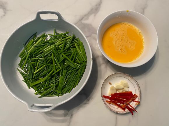 (减脂餐菜谱)韭菜花炒鸡蛋的做法 (减脂餐菜谱)韭菜花炒鸡蛋的做法