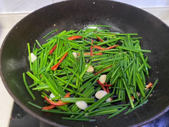 (减脂餐菜谱)韭菜花炒鸡蛋的做法 (减脂餐菜谱)韭菜花炒鸡蛋的做法