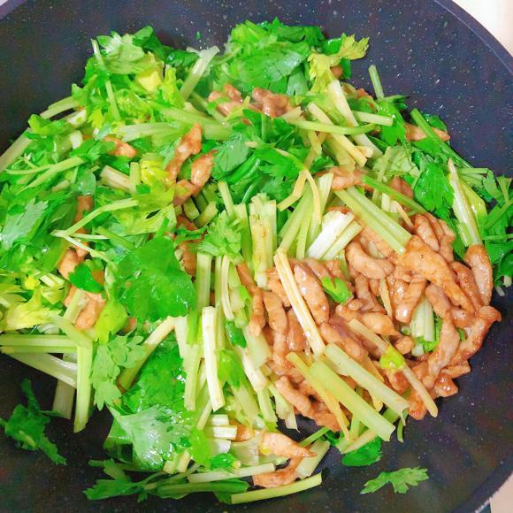 低卡低脂减脂减肥餐：香芹肉丝盖饭