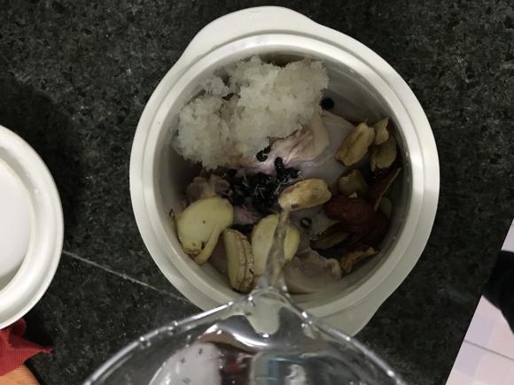 燕窝黑枸杞母鸡汤（哺乳期最好不过）