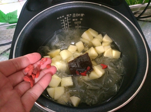 美容瘦身汤：苹果银耳甜汤