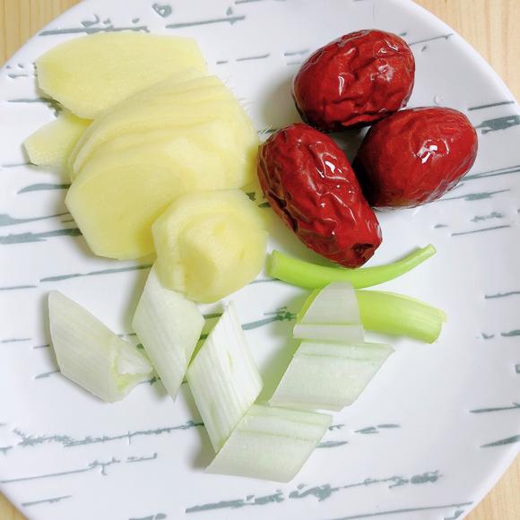 脾胃虚弱调理食谱:板栗鸡汤 脾胃虚弱调理食谱:板栗鸡汤