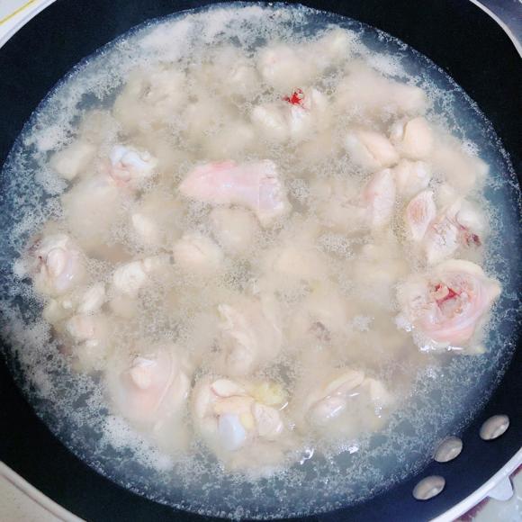 脾胃虚弱调理食谱:板栗鸡汤 脾胃虚弱调理食谱:板栗鸡汤