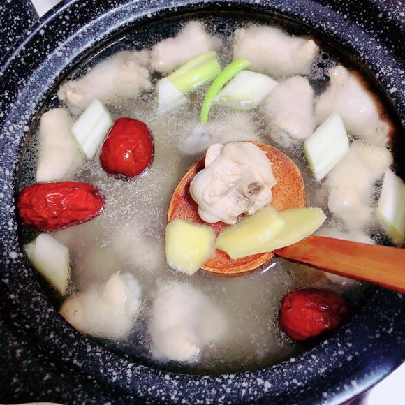 脾胃虚弱调理食谱:板栗鸡汤 脾胃虚弱调理食谱:板栗鸡汤