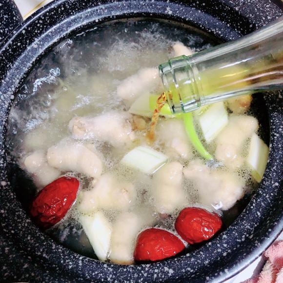 脾胃虚弱调理食谱:板栗鸡汤 脾胃虚弱调理食谱:板栗鸡汤