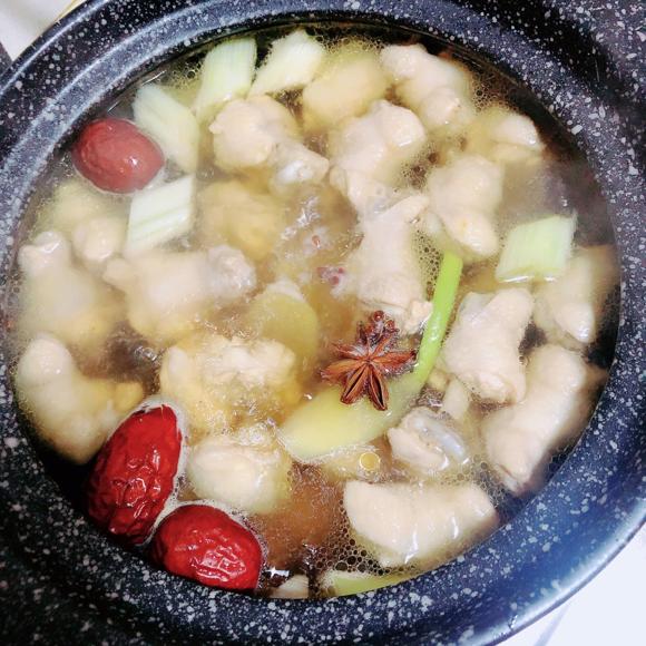 脾胃虚弱调理食谱:板栗鸡汤 脾胃虚弱调理食谱:板栗鸡汤