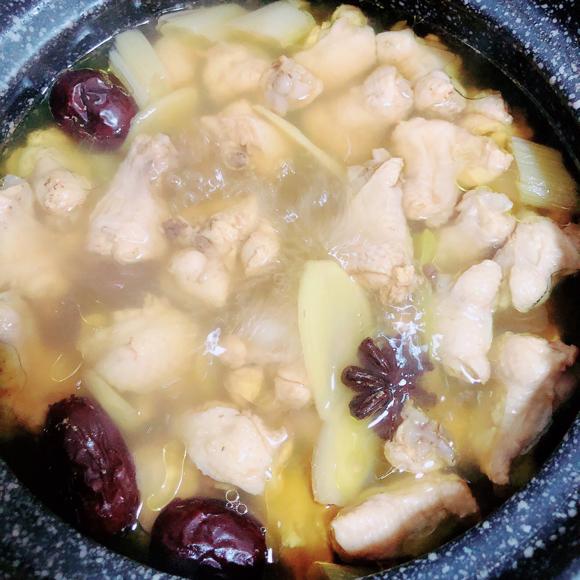 脾胃虚弱调理食谱:板栗鸡汤 脾胃虚弱调理食谱:板栗鸡汤