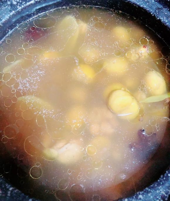 脾胃虚弱调理食谱:板栗鸡汤 脾胃虚弱调理食谱:板栗鸡汤