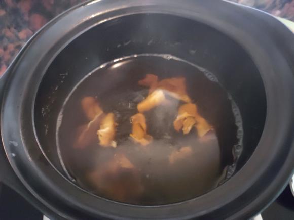 美容养颜:红糖牛奶炖花胶