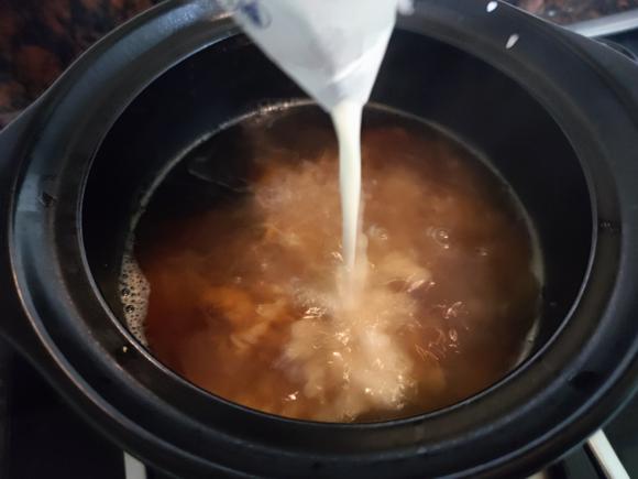 美容养颜:红糖牛奶炖花胶