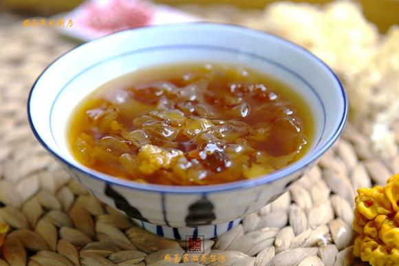 春日养生美容汤：桃胶皂角米银耳羹