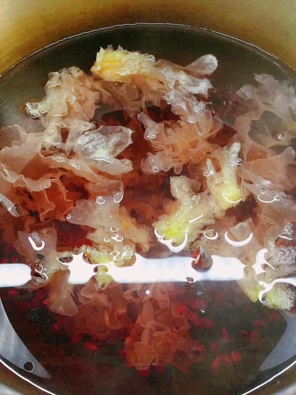 减肥代餐-养颜红豆银耳汤【减肥食谱】