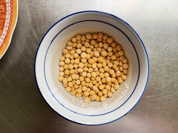 养颜补钙食谱：黄豆焖猪蹄