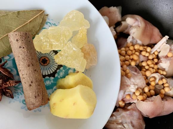 养颜补钙食谱：黄豆焖猪蹄