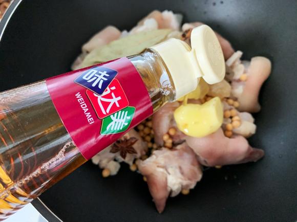 养颜补钙食谱：黄豆焖猪蹄
