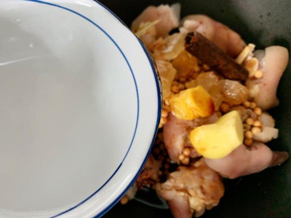 养颜补钙食谱：黄豆焖猪蹄