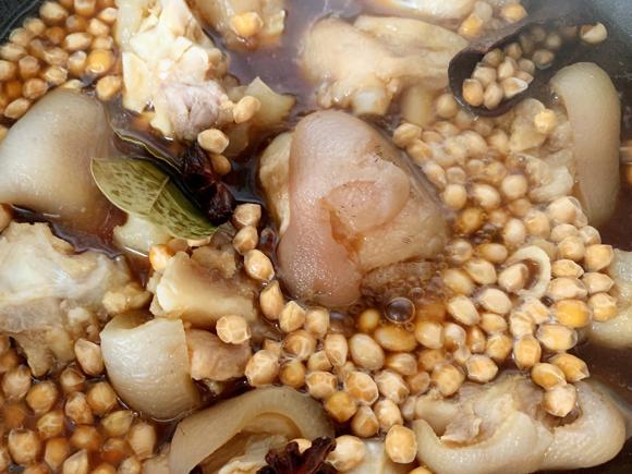 养颜补钙食谱：黄豆焖猪蹄