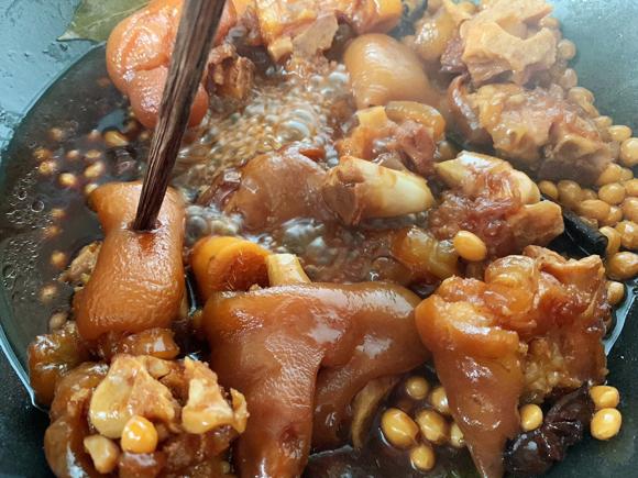 养颜补钙食谱：黄豆焖猪蹄