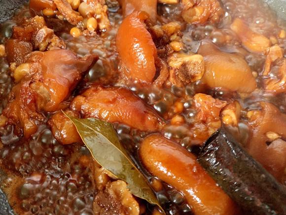 养颜补钙食谱：黄豆焖猪蹄