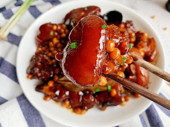 养颜补钙食谱：黄豆焖猪蹄