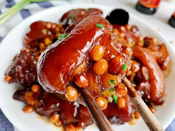 养颜补钙食谱：黄豆焖猪蹄