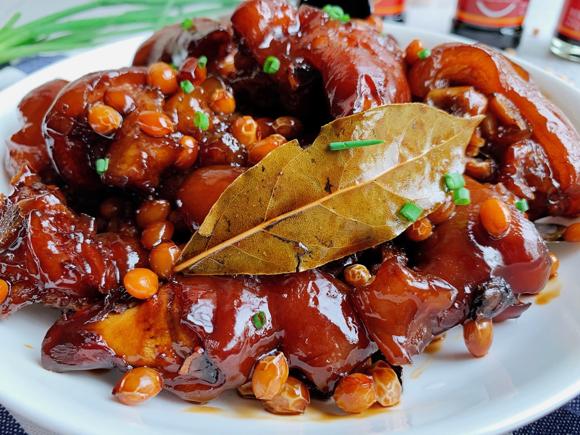 养颜补钙食谱：黄豆焖猪蹄