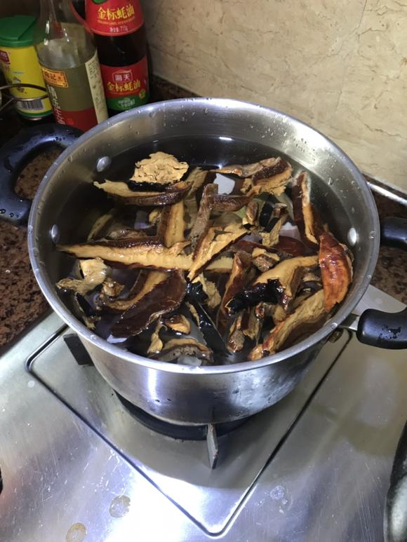 养胃安神，提高免疫力食谱：猴头菇灵芝煲猪腱