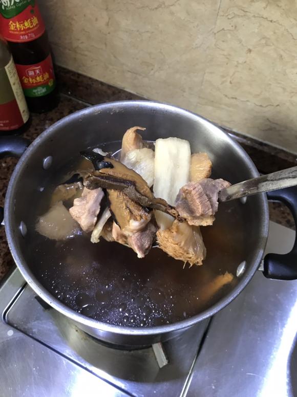 养胃安神，提高免疫力食谱：猴头菇灵芝煲猪腱