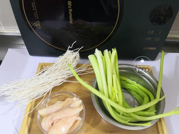 提高免疫力增强体质~芹菜鸡肉炒粉条